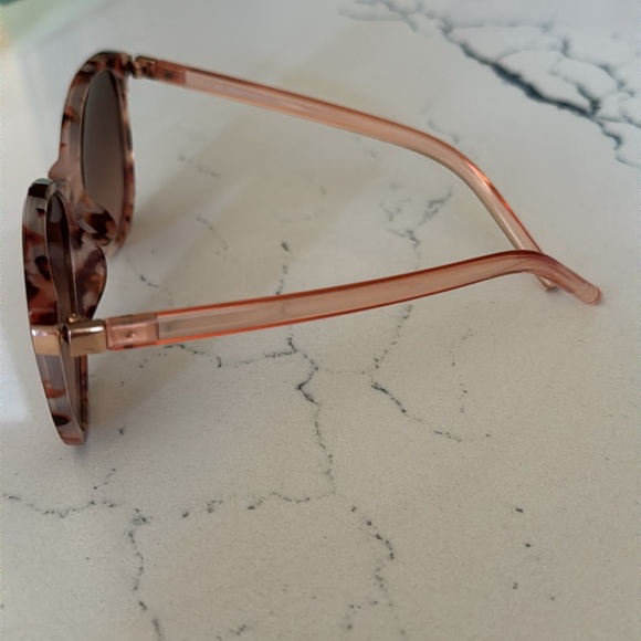 Chic Tortoiseshell Sunglasses - Picture 11 of 15